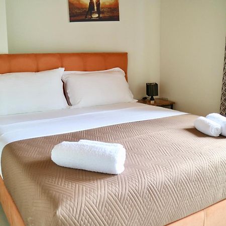 Crown Deluxe Apartments Sarandë エクステリア 写真