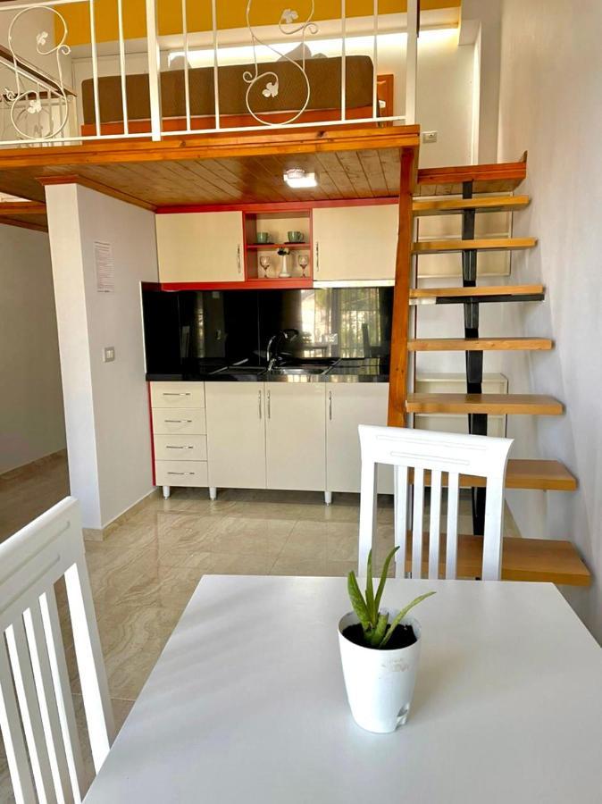 Crown Deluxe Apartments Sarandë エクステリア 写真