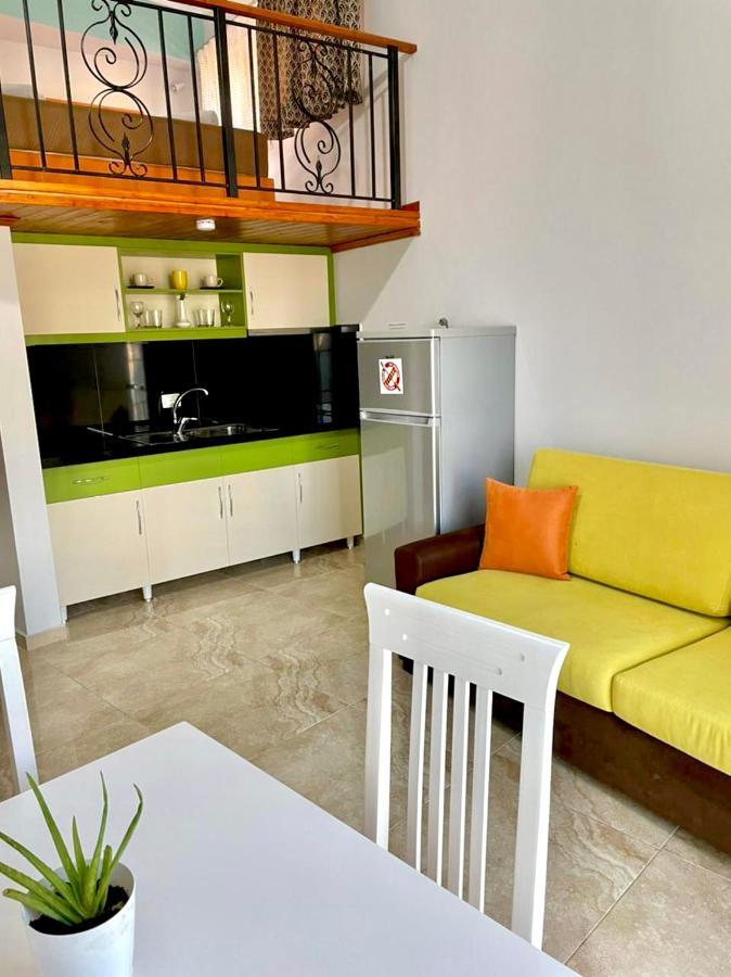 Crown Deluxe Apartments Sarandë エクステリア 写真
