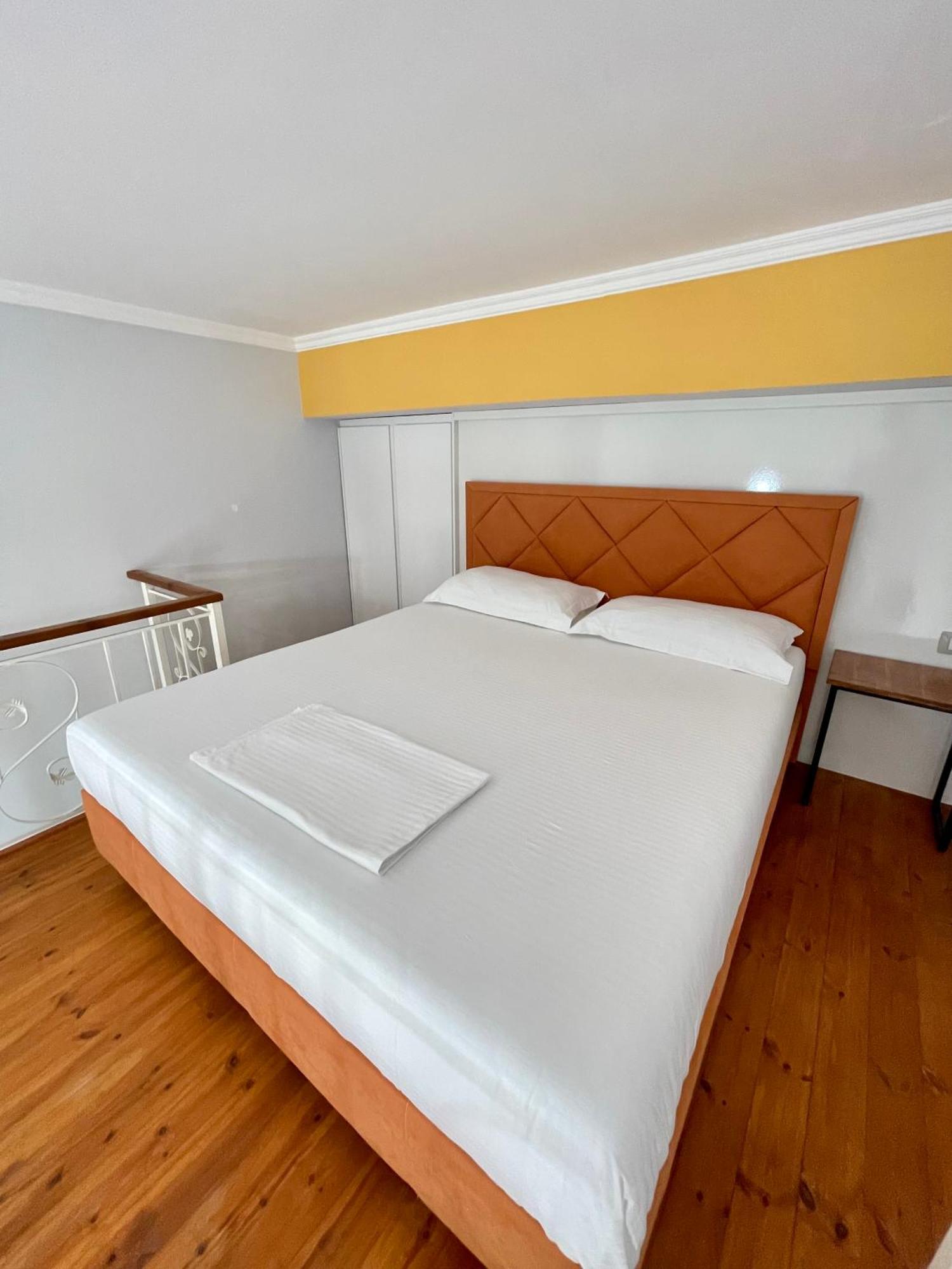 Crown Deluxe Apartments Sarandë エクステリア 写真
