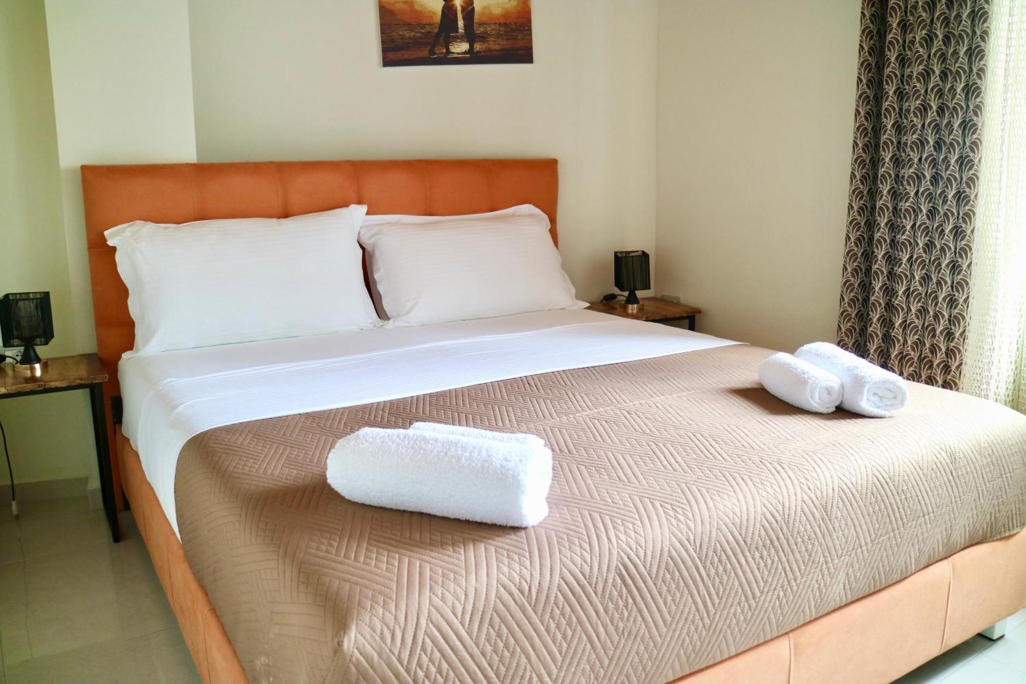 Crown Deluxe Apartments Sarandë エクステリア 写真