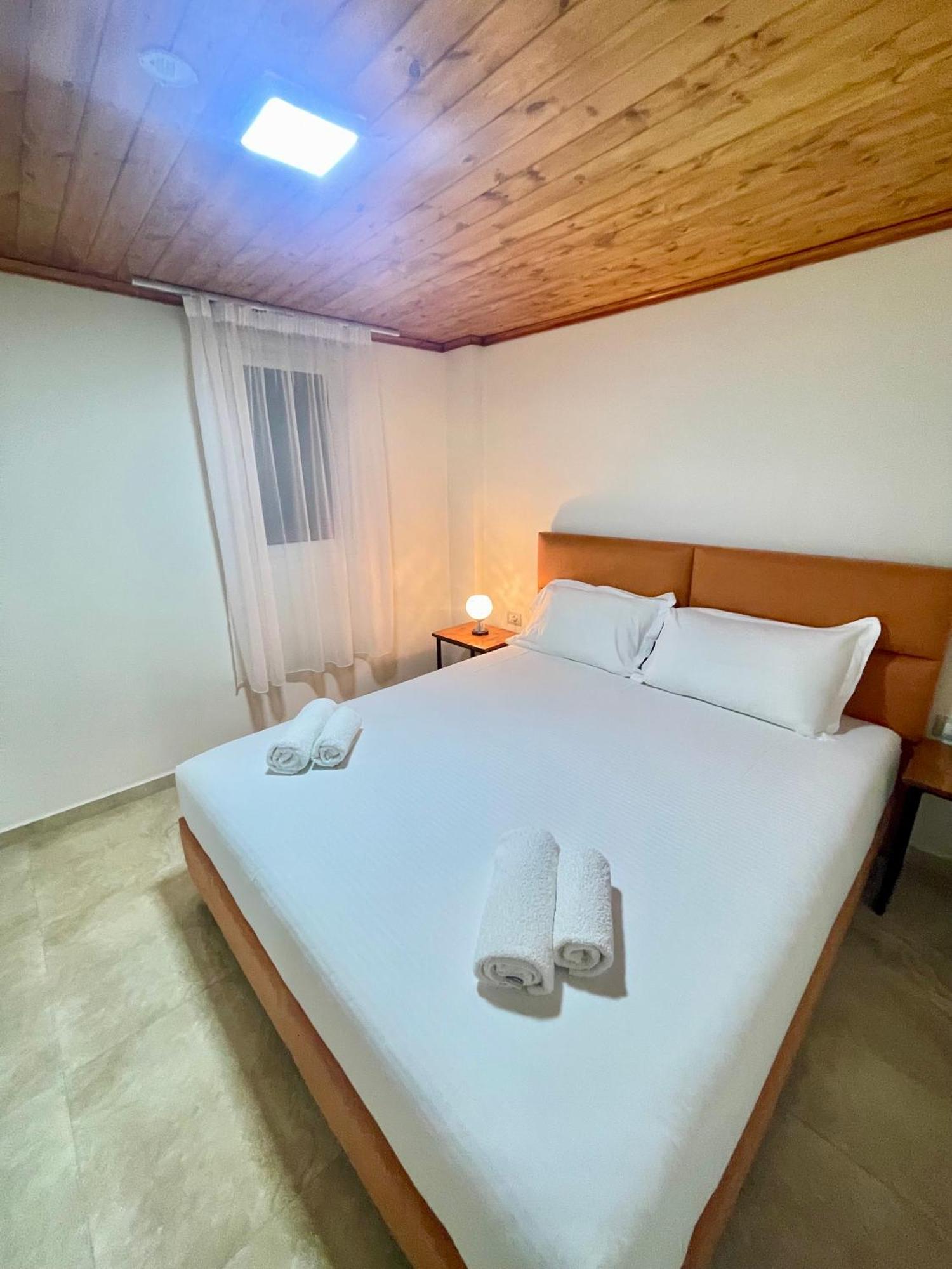 Crown Deluxe Apartments Sarandë エクステリア 写真