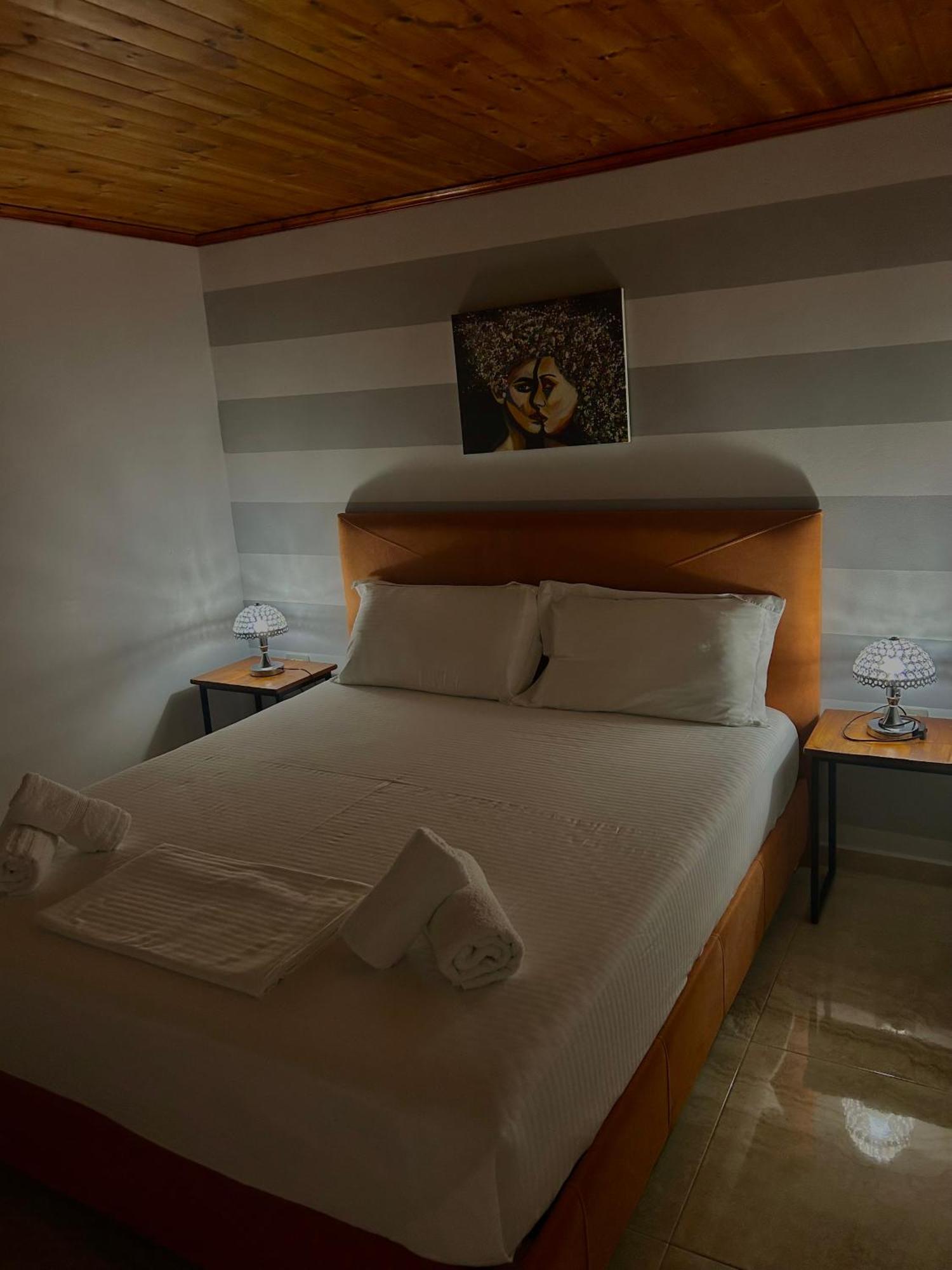 Crown Deluxe Apartments Sarandë エクステリア 写真