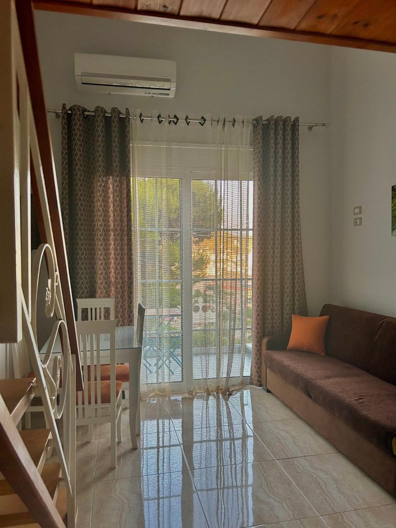 Crown Deluxe Apartments Sarandë エクステリア 写真