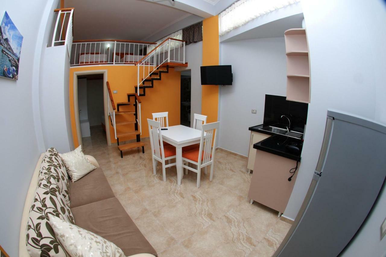 Crown Deluxe Apartments Sarandë エクステリア 写真