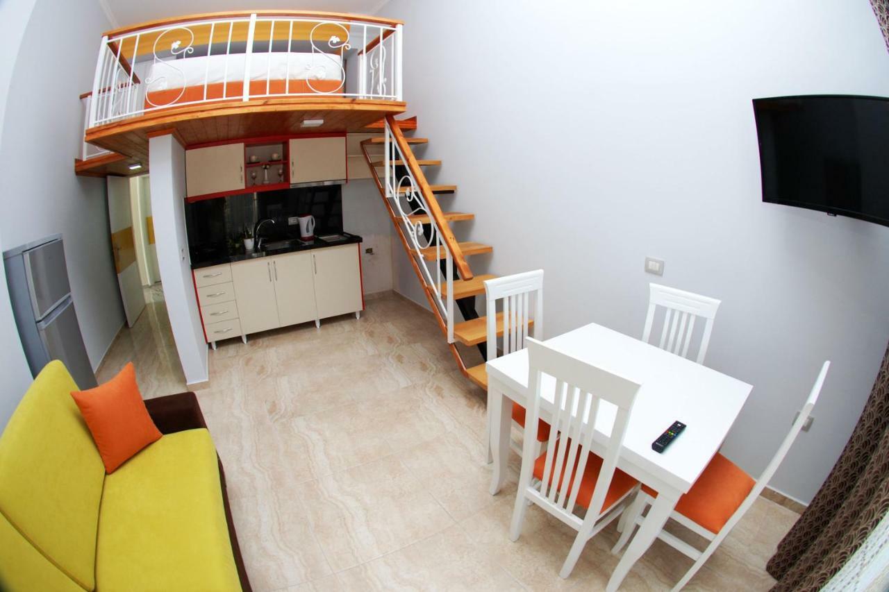 Crown Deluxe Apartments Sarandë エクステリア 写真